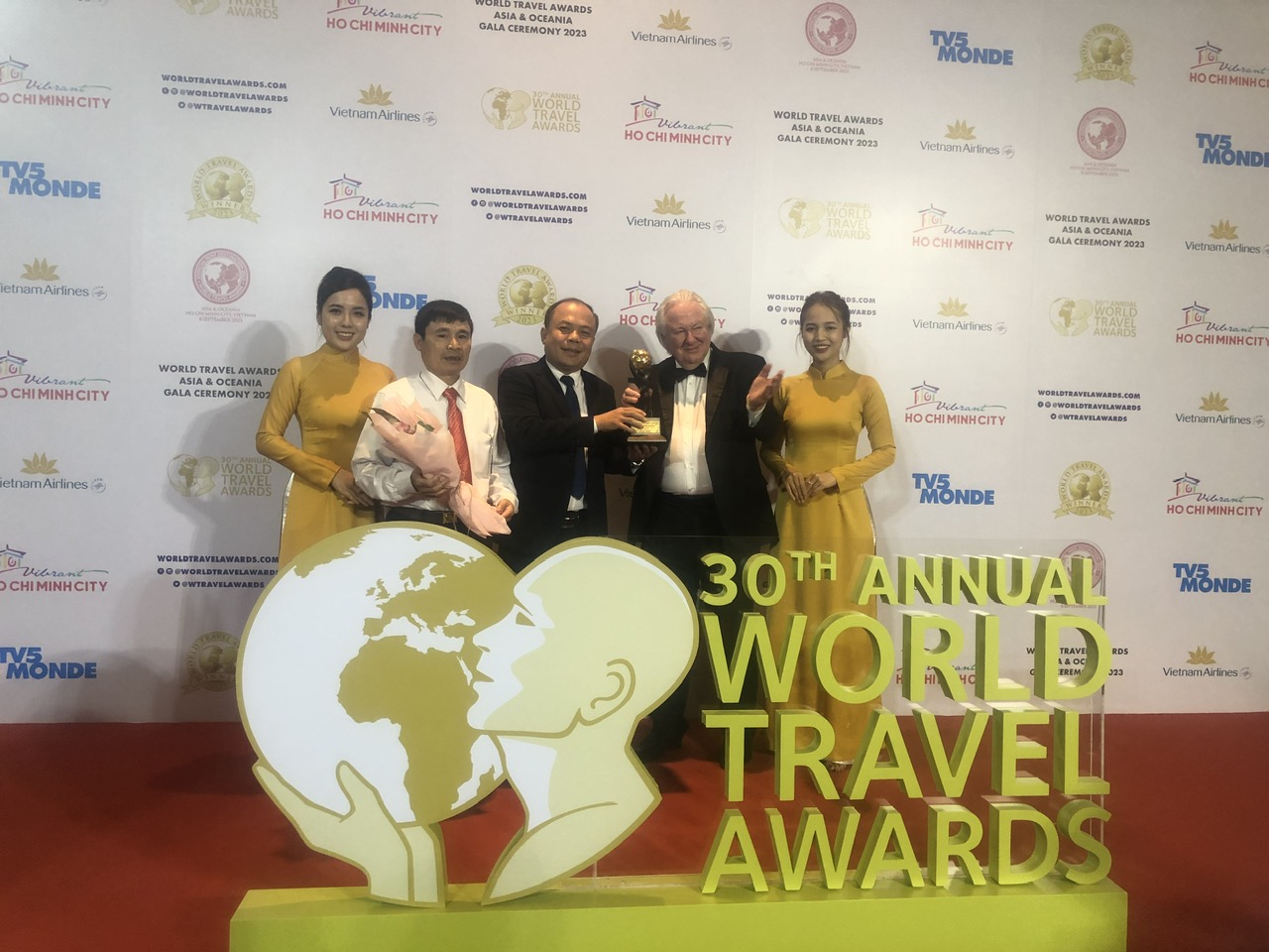 Lãnh đạo VQG Cúc Phương nhận giải thưởng tại lễ trao giải Vườn quốc gia hàng đầu châu Á năm 2023 